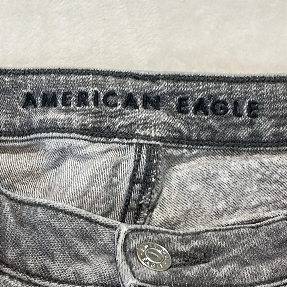 AMERICAN EAGLE WOMENS SIZE 16S Gray Distressed  MOM Jeans
